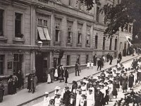 Mesnička ulica 1911. godine, povorka hrvatskih Sokolašica.jpg